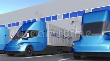 现代半挂车卡车，在巴基斯坦文本装载或卸载在仓库。 与巴基斯坦商业有关